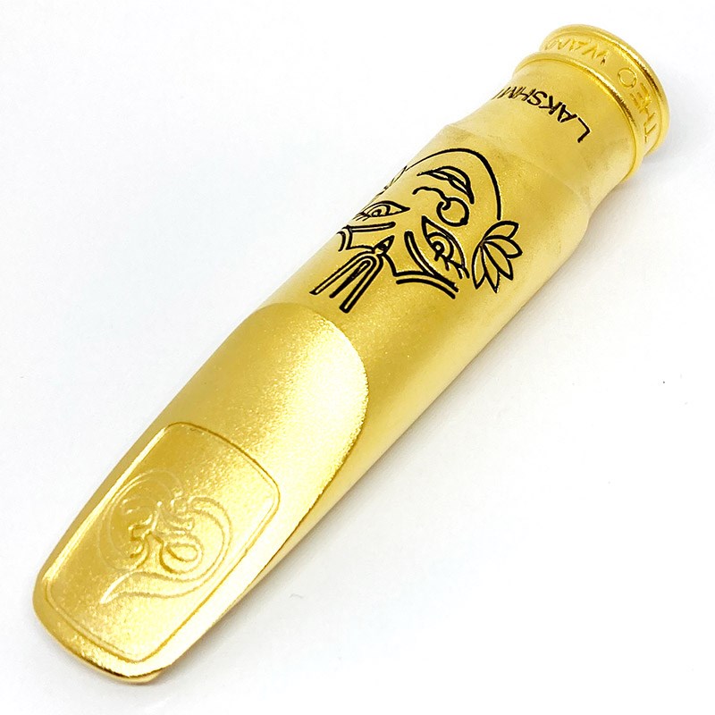 ■商品紹介// Theo Wanne Tenor Saxophone Mouthpiece LAKSHMI METAL //打倒ヴィンテージフロリダオットーリンクのもとに、かつてデクスター・ゴードンが誇ったような、フルでリッチ＆ファットなビッグヴィンテージテナーサウンドを進化させました。更にエッジの利いたキャラクターを持ち合わせることで、テナーマウスピースに革命を起こします。【サウンド】伝統的なジャズテイストによく合いますが、明るすぎず暗すぎず、絶妙なバランスをもっているため、あらゆる演奏スタイルにマッチします。【デザイン】新デザインのElongated-Roll-Over-Baffle(TM)と新型Large-Stadium-Chamberを搭載。サイドウォールは先端まで丸みを帯びています。ブラス製24Kメッキ仕上げ。※ハンドフィニッシュ品のため細かな擦り傷、変色等が見られる場合がございます。予めご了承下さいませ。■仕様詳細■オープニングラインナップ「6*」(約2.41mm)…オットーリンクメタル6*、デュコフ6番相当「7*」(約2.67mm)…オットーリンクメタル7*、デュコフ7番相当「8」(約2.79mm)…オットーリンクメタル8番、デュコフ7〜8番中間相当「9」(約3.05mm)…オットーリンクメタル9番、デュコフ8〜9番中間相当（あくまで目安とお考え下さい）■付属品・リガチャー（リバティーリガチャー）・キャップ(リードリプレイサーキャップ)・リガチャー脱着用スクリュードライバー・ポーチ・外箱検索キーワード：イケベカテゴリ_管楽器・吹奏楽器_サックス用アクセサリ_マウスピース_Theo Wanne_新品 SW_Theo Wanne_新品 JAN:8168210163624 登録日:2024/04/14 マウスピース セオ ワニ テオ セオ・ワニ