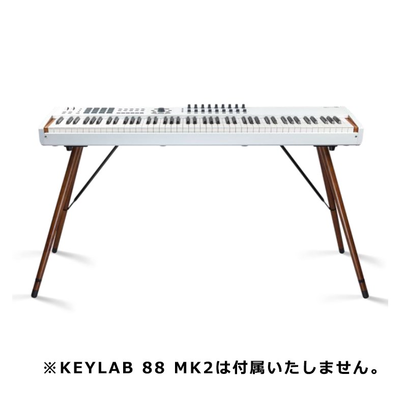 ■商品紹介レトロでありながらモダンでスタイリッシュ。KEYLAB 88 MK2専用スタンドKEYLAB 88 MK2と新商品POLYBRUTE専用の木製スタンド。キーボード本体裏面のねじ穴に差し込むだけで簡単に設置可能。持ち運びも軽量・コンパクトで容易。2本のスマート・ネジ・ベースにより接地面の状況にあわせた微調整が可能材：シナモンアッシュ梱包サイズ：799×343×131 mm梱包重量：5kg検索キーワード：イケベカテゴリ_シンセサイザー・電子楽器_シンセ・キーボードアクセサリ_キーボードスタンド_Arturia_新品 SW_Arturia_新品 JAN:4959112228078 登録日:2020/09/14 シンセサイザー シンセ Synth アートリア アートゥリア