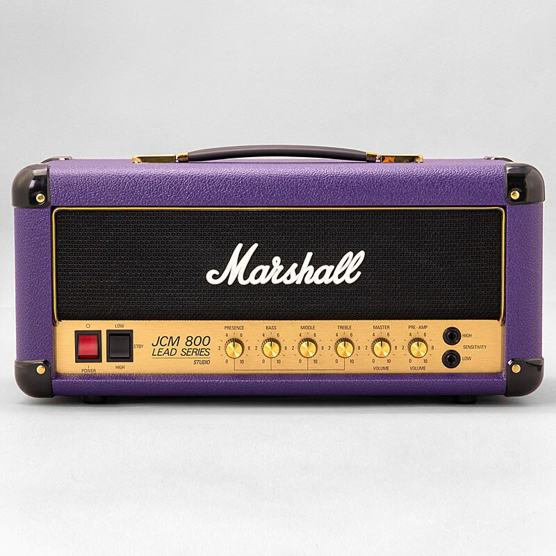 ■商品紹介[Marshall Factory Order Model]Purpleトーレックスにゴールドパーツとゴールドパイピングで飾った、まるで80s〜90sマーシャル全盛期のJCMや6100を彷彿とさせるロックな佇まいのミニJCM800ヘッドです。Studioシリーズは、歴代マーシャルアンプの中でも圧倒的な人気を誇る往年の名機の操作性とサウンドを忠実に継承し、現代のニーズに適した20Wクラスへと小型化した、イギリス製真空管ギターアンプです。こちらはJCM800スタイルの「Studio Classic」のアンプヘッドアンプの出力レベルは20W/5Wで切り替え可能ですので、ホームユースや小規模なギグから大音量を必要としないステージパフォーマンスまで幅広く、使用環境に適した音量で真空管アンプの特性を引き出したサウンドをお楽しみいただけます。人気のJCM800スタイルの真空管アンプが非常に使い勝手良くなっています。■仕様詳細■出力（RMS）:20W / 5W■真空管：3 × ECC83 / 2 × EL34■1チャンネル仕様■コントロール:プリアンプ・ボリューム、マスター・ボリューム、トレブル、ミドル、ベース、プレゼンス■入出力1/4高感度入力、1/4低感度入力1/4FXセンド出力、1/4FXリターン入力、1/4DI出力1/4スピーカー出力 × 5 (16Ω×1、8Ω×2、4Ω×2)■本体寸法: (mm)H：240 W：510 D：240■重量 (kg) 約9.4検索キーワード：イケベカテゴリ_ギターアンプ・ベースアンプ_ギターアンプ_ヘッド_チューブ_Marshall_Studio Series_新品 SW_Marshall_新品 JAN:2500070068019 登録日:2024/01/20 ギターアンプ マーシャル