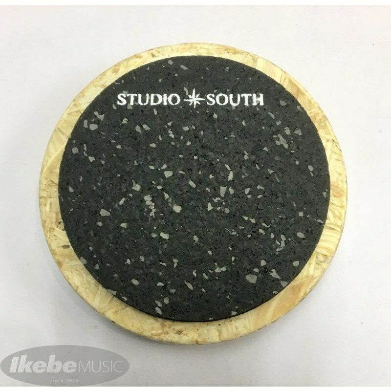 ■商品紹介【STUDIO SOUTH ドラムプラクティスパッド】スタジオ内装工事で使用したOSB合板の端材をリサイクルしたドラムプラクティスパッドです。台座、パッド共に新品の材料です。・ パッド裏面に8mmのネジ穴が付いてますので、8mm径サイズのプラクティスパッド用スタンドやシンバルスタンドなどに装着できます。・ 持ち運びにも便利なサイズ設定です。＜スペック＞台座サイズ 直径 約12cm （約4.7） /台座素材 OSB合板パッド部サイズ 直径 約10cm （約3.9） /パッド部素材 特殊合成ゴム重量 約 220gカラー：ブラック（BK）※木片の色味、風合い等一品ずつ個体差があります。検索キーワード：イケベカテゴリ_ドラム_トレーニングドラム_DDEQ Drum Device Equipment_新品 SW_DDEQ Drum Device Equipment_新品 登録日:2020/10/02 トレーニングドラム ドラムパッド 練習ドラム 練習用ドラム