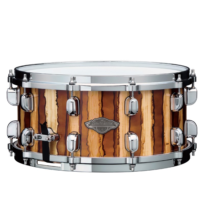 ■商品紹介[Starclassic Performer Snare Drum]Starclassic Performer シリーズは、シェル材やハードウェアを時代のニーズに合わせて見直し、進化させたことで、 Starclassic のもつ「優れたシェル鳴り」はそのままに、お求めやすい価格を実現したスネアドラムです。バランスの取れたクリアでパンチのあるサウンドを奏でるメイプルバーチのハイブリッドシェルを採用。お求めやすい価格を実現しながらも、プロドラマーをも満足させるサウンドを目指した新しいシリーズのスネアドラムです。＜主な特徴＞●Shells (Maple/Birch)シェル材には、内側の 2ply にメイプルを、外側にバーチを組み合わせたハイブリッドシェルを採用。メイプル材の持つウォームで音抜けの良いシェル鳴りに、バーチ材のはっきりした音像とソリッドなアタックを加えることで、バランスの取れたクリアでパンチのあるサウンドを実現します。●Die-Cast Hoops高い剛性を持つ亜鉛ダイキャスト製フープが、ヘッドとフープの接触面を常に垂直に保ちシビアなチューニングにも敏感に対応します。基音のはっきりしたパワーのあるサウンドも大きな魅力。●MLS30A Strainerレバーを水平方向に回転させてON/OFFを切り替える機構を採用したストレイナーです。演奏中にスナッピーのテンションが緩みにくい構造であり、かつ不意にスイッチがOFFになってしまう事態を防ぎます。また、ストレイナー/バット共通してスナッピーコード/テープを固定するカバーがスライドする機構を採用。本体とカバーの間にコード/テープを通す、という作業から解放される画期的なシステムです。●EVANS Heads打面ヘッドには、耐久性と表現力に優れた EVANS G1 コーテッドヘッドを採用。オープンで明るく、倍音豊かなサウンドを得られます。■仕様詳細＜スペック＞フィニッシュ：Caramel Aurora (CAR)サイズ：14×6.5シェル：6mm，4ply Birch + inner 2ply Mapleフープ / テンション数：Die-Cast Hoop / 10ラグ / ボルト：MSL-SCT / MS648SHPストレイナー / バット：MLS30A / MLS30Bスナッピー：MS20RL14C (Hi-carbon Steel / 20-strand)ドラムヘッド：EVANS G1 Coated / Resonant 300Made in China付属品：ソフトケース、チューニングキー※画像はイメージです。※メイン（正面）以外の画像は、別カラーのモデルとなっております。検索キーワード：イケベカテゴリ_ドラム_スネアドラム_TAMA_新品 SW_TAMA_新品 JAN:4549763274496 登録日:2021/04/20 スネア スネアドラム タマ 星野楽器