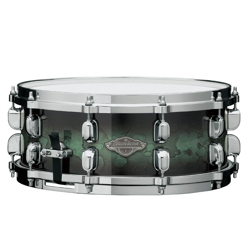 ■商品紹介[Starclassic Performer Snare Drum]Starclassic Performer シリーズは、シェル材やハードウェアを時代のニーズに合わせて見直し、進化させたことで、 Starclassic のもつ「優れたシェル鳴り」はそのままに、お求めやすい価格を実現したスネアドラムです。バランスの取れたクリアでパンチのあるサウンドを奏でるメイプルバーチのハイブリッドシェルを採用。お求めやすい価格を実現しながらも、プロドラマーをも満足させるサウンドを目指した新しいシリーズのスネアドラムです。＜主な特徴＞●Shells (Maple/Birch)シェル材には、内側の 2ply にメイプルを、外側にバーチを組み合わせたハイブリッドシェルを採用。メイプル材の持つウォームで音抜けの良いシェル鳴りに、バーチ材のはっきりした音像とソリッドなアタックを加えることで、バランスの取れたクリアでパンチのあるサウンドを実現します。●Die-Cast Hoops高い剛性を持つ亜鉛ダイキャスト製フープが、ヘッドとフープの接触面を常に垂直に保ちシビアなチューニングにも敏感に対応します。基音のはっきりしたパワーのあるサウンドも大きな魅力。●MLS30A Strainerレバーを水平方向に回転させてON/OFFを切り替える機構を採用したストレイナーです。演奏中にスナッピーのテンションが緩みにくい構造であり、かつ不意にスイッチがOFFになってしまう事態を防ぎます。また、ストレイナー/バット共通してスナッピーコード/テープを固定するカバーがスライドする機構を採用。本体とカバーの間にコード/テープを通す、という作業から解放される画期的なシステムです。●EVANS Heads打面ヘッドには、耐久性と表現力に優れた EVANS G1 コーテッドヘッドを採用。オープンで明るく、倍音豊かなサウンドを得られます。■仕様詳細＜スペック＞フィニッシュ：Molten Steel Blue Burst (MSL)サイズ：14×5.5シェル：6mm，4ply Birch + inner 2ply Mapleフープ / テンション数：Die-Cast Hoop / 10ラグ / ボルト：MSL-SCT / MS648SHPストレイナー / バット：MLS30A / MLS30Bスナッピー：MS20RL14C (Hi-carbon Steel / 20-strand)ドラムヘッド：EVANS G1 Coated / Resonant 300Made in China付属品：ソフトケース、チューニングキー※画像はイメージです。検索キーワード：イケベカテゴリ_ドラム_スネアドラム_TAMA_新品 SW_TAMA_新品 JAN:4549763274472 登録日:2021/04/20 スネア スネアドラム タマ 星野楽器