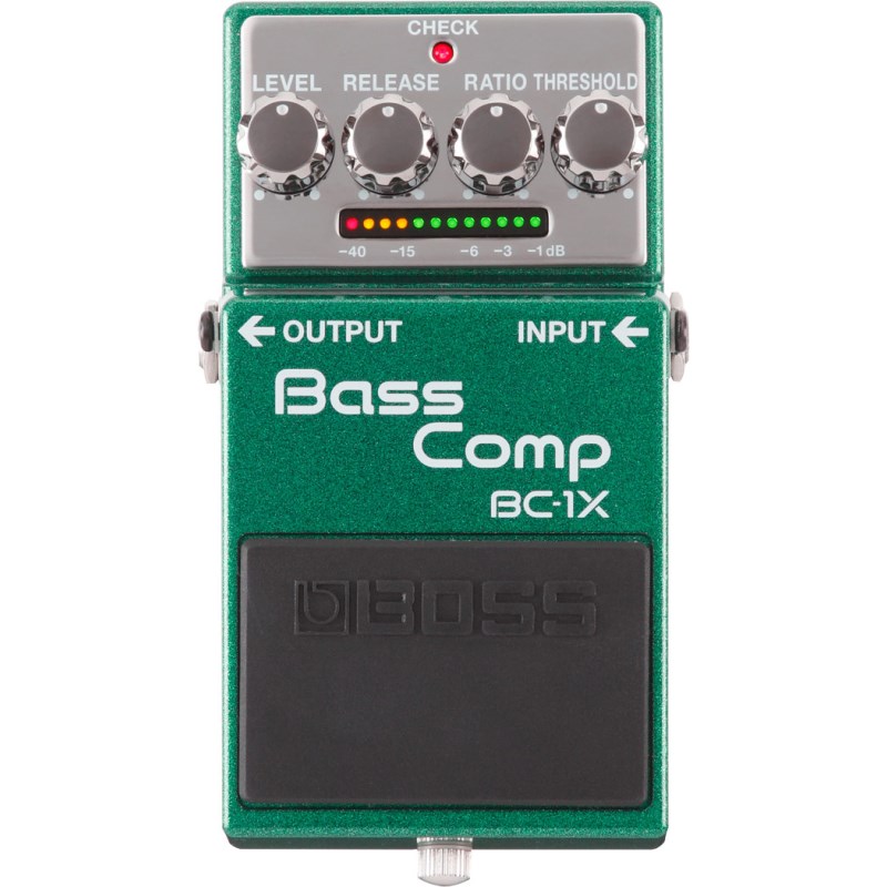 ■商品紹介インテリジェントなマルチバンド・コンプレッサーBOSS BC-1X Bass Comp は、ベーシストの演奏に応じて自然なコンプレッションを生み出せるよう設計された特別なモデルです。スタジオ品質のマルチバンド・コンプレッサーをコンパクト・ペダルで実現。さらに最先端の技術により、どの帯域でもプレイヤーの演奏ニュアンスに応じて、原音のキャラクターを保ったまま自然なコンプレッションが可能です。BC-1X は従来のコンパクト・ベース・コンプレッサーを遥かに凌駕し、ベース本体のキャラクターや演奏ニュアンスを的確に捕え、インテリジェントに反応することで、どんな帯域、フレーズ、楽器に対しても最適なコンプレッションを与えます。・どの帯域、演奏ニュアンスにもベースの原音のキャラクターを維持したまま反応する、自然なコンプレッサー・スタジオ・クラスのマルチバンド・コンプレッサーに匹敵する内部処理を、シンプルな4つのつまみ操作で実現・さまざまなベース入力に対応可能な、18Vに内部昇圧された充分なヘッドルームを確保。完全プロ仕様のインプットを装備・ゲイン・リダクション・インジケーターの搭載により、エフェクトの利き具合が一目で把握可能・コンプレッサー・ペダル特有のノイズから解放■究極のコンプレッサーBC-1X は、原音のキャラクターを決して壊すことはなく、音の芯がある自然なコンプレッションを提供します。従来のコンプレッサーでは、倍音が要因となり、ファンダメンタル（基音）が同様に圧縮されており、結果として音の芯やアタックが失われていました。BC-1X は、独自の先進技術MDP によりプレイヤーのニュアンスに応じて音の適切な部分を圧縮し、自然なコンプレッションを生み出します。どの音域でも、ベース本体が持つ個性や様々な演奏スタイルを余すことなく表現できる、まさに究極のコンプレッサーです。■シンプルなつまみ操作で広がる、無限の音の可能性コンプレッサーは、エフェクターの中でも最も設定するのが難しいエフェクトの一つです。BC-1X は、スタジオ・クラスのマルチバンド・コンプレッサーに匹敵する内部処理を、シンプルな4 つのつまみだけでコントロール。内部パラメーターを複雑に連動させることで、そのシンプルな操作からは想像できない幅広いセッティングを実現しました。これにより、得意分野である繊細な演奏のニュアンスと楽器が持つ特性を維持した自然なコンプレッションから、ステージ上で雰囲気を完全に変えるようなアグレッシブなサウンドまで、様々な用途にお使い頂けます。■プロレベル・ライブでの有用性BC-1X はプロの実用性を意識した18V設計（内部昇圧）。十分なインプット・ヘッドルームを持つことで、アクティブ・ピックアップ・ベースを含むすべてのベースの信号を、クリップすることなく受ける事ができます。また、ゲイン・リダクション・インジケーターは、わずかな音のコンプレッションでも確実に表示する完璧な視認性を確保。さらに、BC-1X はコンプレッサー・ペダル特有のノイズ問題からも解放されています。BOSS コンパクトシリーズの実績ある耐久性に加え、違いの分かるプロのニーズを満たすコンプレッサーです。検索キーワード：イケベカテゴリ_エフェクター_ベース用エフェクター_ベース用コンプレッサー・リミッター_BOSS_Bass Pedal_新品 SW_BOSS_新品 JAN:4957054508678 登録日:2016/02/16 エフェクター コンパクトエフェクター ストンプボックス ボス