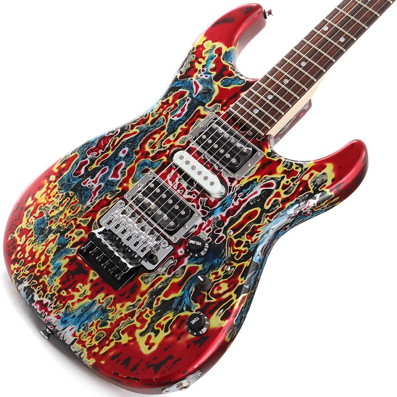 ■商品紹介Burning Water(Semi Gloss!?)をベースにRear Route＆エスカッションマウント＆HD仕様に加え、更にFloyd Rose Originalを搭載した当店オーダーの一本！！ボディ材はローミッドの確保の為にアルダー材、木目がタイトなクウォーターソン(柾目)・メイプルネックには、ボディフィニッシュに合わせたような3トーンのローズウッド指板を採用。マダガスカルローズのような表面の質感は素晴らしいです。演奏性に優れたネックシェイプは、James Tylerブランドの中でも最もスリムなExtra Thin-59シェイプをセレクト。ネックフィニッシュは、木材の様な質感を感じさせるサテン(艶消し)フィニッシュ。指板サイドはスキャロップド・エッジ処理により滑らかに仕上げられており、ネックを握りこんだ際の圧迫感を感じず、ハイポジションでのプレイもストレスの少ないスムーズな演奏を可能にしています。指板Rは、ローポジションの10Rからハイポジションの12Rへ変化するコンパウンド・ラディアス仕上げ。フレットには、Jescar製のWide/Tallサイズを採用。コンパウンドラディアス仕上げにより、ストレートなネック状態でセッティングにセットアップすれば、どのポジションでもストレスの無い演奏性は抜群。ボディ＆ネックのジョイント部はスラントにカットされているのでハイポジションの演奏性に優れた形状。クリアでハリのあるボディ＆ネックのバイブレーションは圧巻の一言。煌びやかな鳴りでありながら、ボディ＆ネックが太いサウンドへ増幅していることがハッキリと体で感じ取れます！！これぞUSAの鳴りといった響きをこの一本で体感下さい。ブリッジはフロイドローズ・オリジナルをセレクト。過激なアーミングにも安定したチューニングをキープするのは勿論、ブリッジ本体のウェイトから得られる何とも言えないハリのある鳴りは唯一無二。ブレの無いピッチコントロールは、ロック式でしか叶わないスムーズな操作感。ペグにはHip Shotのロックペグを装備しているので、弦交換はいくらか楽になります。完成されたボディの素晴らしい鳴りを出力するピックアップには、JAMES TYLER ORIGINAL SINGLE COIL&HUMBUCKERのHSH仕様。HSHレイアウトの悩みでもあるトーンバランスはセレクトしたピックアップで補正、クリアでありながら太くレスポンスが良い各ピックアップのサウンドは、粒立ちの細かいドライブ感と素晴らしいサスティーンを生み出しています。ネックポジションはローパワー・ハムバッカーのRETRO、ミドルポジションにはファットなシングルサウンドのJTS Stingray 500、ブリッジポジションにはシングルコイルのアタック感があるSECRETを選択。ストレートレイアウトをセレクトする事で、ネック＆ブリッジにそれぞれのポジションにあった厚みのメタル・エスカッションマウント。コントロールは、マスターボリューム、5wayレバー・ピックアップセレクター、ミッド・ブースターのバイパス・プッシュSW、ミッドブースター・ボリューム、マスタートーンとなっています。マスターボリュームにはハイパス用コンデンサーが装備されているので、ボリュームを絞っても高音域を維持した状態でボリュームを絞ることが可能。これにより、フルボリュームでリードサウンド、70%前後でバッキング、50％以下でクリーン/クランチと言ったゲインコントロールができるほどコントロールに優れています。HDモデルではマスタートーン仕様となるので、ネック〜ブリッジまでのトーンが整い、バランスを気にせずにサウンドメイク可能。また、1スイッチでミッドブーストのON-OFFが可能となるので、中低域をプラスしたファットなサウンドメイクとして使用するも良し、サスティーンを伸ばす際にONにするも良し、ボリュームコントロールと合わせて使用することで、多彩なサウンドメイクを手元で全て行える万能仕様。オーバードライブ/ディストーションでミッドブーストを掛け過ぎると音が引っ込んでしまうので、自身のピッキングにあったブースト量でお使いいただくと良いと思います。ミッドブースト回路がONの際、ミッドブースト・ボリュームがゼロの状態でも、コンプレッション感と出力が増すことで十分効果を発揮。バッテリーが切れてしまった場合、バイパスすることで通常のギター(パッシブ状態)として使用可能。フロイドローズ搭載という思い切ったスペックですが、ロック式ブリッジのギターを一本手に入れたい方へは超オススメのモデル。James Tyler USAの年間製作本数は少なく、更に国内入荷数も限られていることから数少ない一本となります！！■James Tyler 刺繍ロゴ入りTolex Case、スペックシート他付属■仕様詳細■SPECBody : Solid AlderNeck : Quartersawn Maple， Extra Thin '59-Shape，Fingerboard : Indian Rosewood， 10R-12R Compound RadiusFrets : 22F ， Jescar Wide/TallTuners : Hipshot LockingPU : JTH RETRO(N)/JTS STINGRAY 500(M)/JTH SECRET(B)SW : 5-WayControls : Master Volume， Master Tone， Mid Boost， Mid Boost Bypass ButtonBridge : Floyd Rose Original検索キーワード：イケベカテゴリ_エレキギター_その他_JAMES TYLER_Made in U.S.A. Models_新品 SW_JAMES TYLER_新品 JAN:2500010131476 登録日:2023/07/19 エレキギター ジェームスタイラー