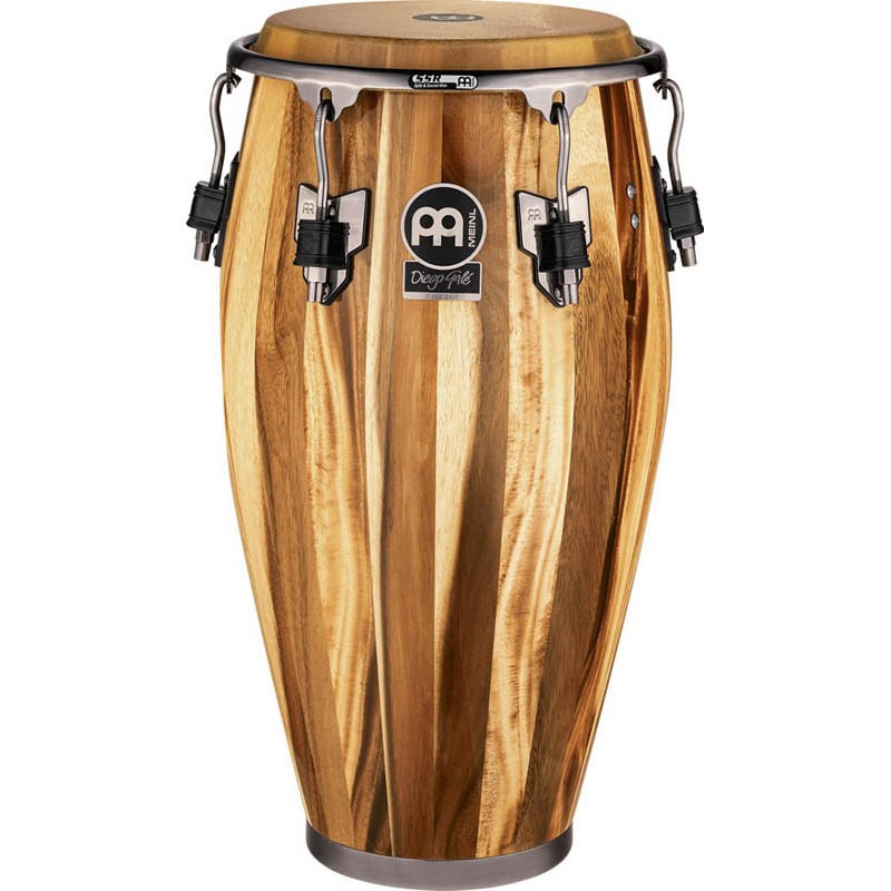 ■商品紹介Artist Series Congas Diego Gale芸術活動をアフロキューバン・ミュージックに捧げ、グラミー賞にノミネートされたアーティスト、ディエゴ・ゲイルのシグネチャー・コンガです。彼の音楽ルーツの表現に欠かせない、クラシック且つオリジナルなサウンドのために、チャムチュリー材を使用し、パーツにはツヤ消しニッケルフィニッシュのハードウェアを採用、シェルは材の特徴を活かした見事な外観に仕上がっています。ダイナミック且つ豊かで、温かい低音とはじけるような高音を奏で、スタジオ、ライブの両面で活躍します。ヘッドは、バッファロースキンと、Remo Fiberskyn Symmetry の 2 種が用意されています。■仕様詳細＜スペック＞サイズ：11-3/4×30 (Conga)シェル：2ply Chamchuri Woodフィニッシュ：High Glossヘッド：Hand Selected Buffalo Headsラグ：10 mm Strong Tuning Lugsリム：4 mm Rounded SSR-Rimsハードウェア：Brushed Nickel Hardware付属品：Conga Saver、Soundpads、Accessory Pouch、L-shaped Tuning Key、Tune Up Oil検索キーワード：イケベカテゴリ_パーカッション_コンガ_MEINL_新品 SW_MEINL_新品 JAN:0842960145649 登録日:2021/03/12 コンガ パーカッション マイネル