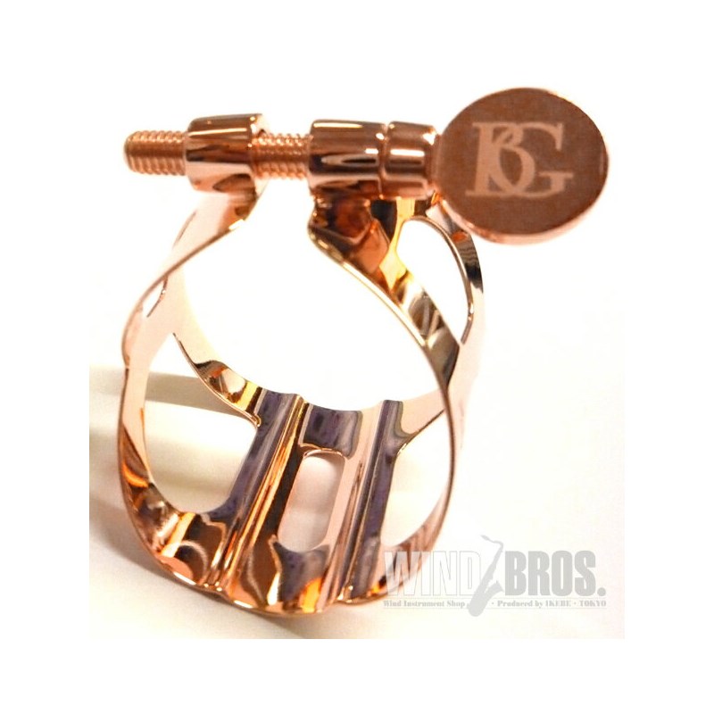 ■商品紹介// BG Tenor Sax Ligature Tradition Rose Gold Plated L49 //リードにはレールのみで接するタイプのメタル製リガチャー。音の遠達性に優れ、華やかで色彩感があり、ストレートかつ豊かな音色が魅力です。ローズゴールドメッキは、色彩豊かで、より柔らかく深みのあるエレガントな音色です。■仕様詳細■タイプ：逆締め■素材：ブラス(真鍮)製■仕上：ローズゴールドメッキ■付属品：プラスチック製キャップ、外箱■適合マウスピース：セルマー等のラバーマウスピース検索キーワード：イケベカテゴリ_管楽器・吹奏楽器_サックス用アクセサリ_リガチャー・キャップ_BG_新品 SW_BG_新品 JAN:3700031226154 登録日:2018/04/17 リガチャー