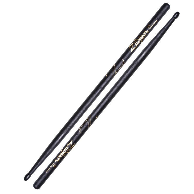 ■商品紹介[Hickory Series 5A / Nylon Tip / Black Finish]最もポピュラーなモデルの1つで、ナイロン製の大きめの楕円形チップを採用。ジャンルを問わずオールラウンドに使えます。ブラック仕上げ。材質：ヒッコリー全長：406mm径：14.2mmチップ：ブラック・ナイロンフィニッシュ：ブラック検索キーワード：イケベカテゴリ_ドラム_スティック_Zildjian_新品 SW_Zildjian_新品 JAN:0642388317242 登録日:2018/06/16 スティック ドラムスティック ジルジャン