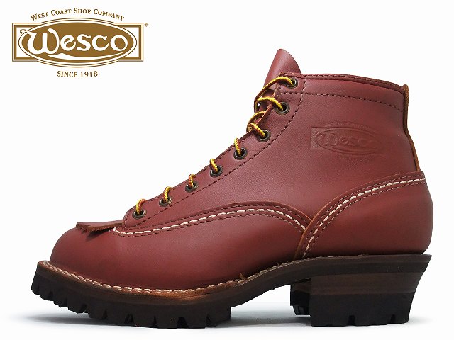 商品詳細 ブランド WESCO / ウエスコ 1918年にオレゴン州にて創立された WESCO（ウエスコ) は、熟練の技術をもつ職人のハンドクラフトによるハイエンドなワークブーツを世に送り続けるシューメーカーです。 「履き心地が良く、耐久性に優れ、堅牢なブーツであること」 その精神の元、155以上の生産工程を経て、高品質と高機能へのこだわりを貫き続け生産されています。 型崩れを防ぎながら土踏まずを保護し、足への負担を軽減するために、あえて製造に手間のかかる『スティールシャンク』を他のブーツメーカーに先駆けて採用した事でも知られています。 大量生産に走ることなく、1918年から変わらないクオリティー最優先のたゆまぬ姿勢が、創業当時より多くのハードワーカー達に愛され、現在もタフな職業に従事する男たちや、バイカーの足元を支え続けています。 そしてタフな外見とは裏腹に、良質な素材とこだわりを持つ職人の技術によりもたらされる履き心地の良さが WESCO（ウエスコ）が長年に渡り愛され続ける理由です。 モデル JOBMASTER / ジョブマスター ウエスコのブーツの中では最も人気のあるモデルのジョブマスター。厳選された素材を用い、職人によるステッチダウン製法で丁寧に作られたこのブーツは、本当に格好良く眺めていても飽きることがありません。履き込むほどに馴染み、味が出るモデルです。 マテリアル レザー ・STANDARD LEATHER / スタンダードレザー REDWOOD / レッドウッド ハイト ・6インチ トゥ ・レーストゥトゥ ライニング ・無し ミッドソール ・ブラウン仕上げ ウェルト ・ダブルステッチ ライトウェイトステッチカラー ・ブラウン(標準) バックル ・ブラス(真鍮) ウィズ ・WIDTH:E ※やや広めに作られていますので普段のサイズより0.5cmほどサイズダウンされる事をお勧めします。 製法 ・ステッチダウン製法 ソール ・vibram #100 / ビブラム100ソール 最も人気のあるソール。非常に耐久性があり長持ちします。 生産国 ・MADE IN USA / アメリカ製 古い製法とハンドクラフトによる生産のため以下のような状態の商品もございます。 ・若干のキズ、しわ、汚れがある。 ・左右で若干の違いがある。 ・コバに接着剤が付着している。 ・ステッチ穴までトリミングされウエルトに亀裂が入っている。 ・ステッチが重なっていたり左右対称ではない。 粗い仕上げになっていることが頻繁にございます。これらは不良品ではなくブランドの味となっておりますので、予めご了承のうえご注文いただけますようお願い致します。 ご注意 ※実店舗と共有在庫の為売り違いが発生する場合がございますので、あらかじめご了承ください。 ※お申込いただきましたサイズによりましてはメーカーお取り寄せとなる場合がございます。お急ぎの際は、お手数ですがご注文前にお問合せください。 ※メーカーお取り寄せの場合、お申込から商品発送までに2〜4営業日程度お時間をいただきます。また、メーカー在庫切れにより商品をご用意できないこともございます。土日祝日は当店、メーカー休業となりますので翌営業日にお取り寄せ手配を行わせていただきます。 WESCO ウエスコの商品一覧はコチラ ウエスコ ジョブマスター ウエスコ ボス Wesco メンズ ブーツ ワークブーツ ご注意 ※海外輸入品のため、靴箱に破損がある場合もございます。 ※天然皮革を使用していますので、左右で異なる質感や、シワやキズがある場合があります。 これらは不良品ではなく、革製品特有のものとなりますのであらかじめご了承いただくようお願いいたします。 上記内容としてご返品、交換をご希望の場合はお客様事由として対応させて頂きます。 予めご了承ください。 ※こちらの商品はメーカー在庫も含む為、ご注文いただいても売り切れとなっている場合やお取り寄せとなる場合がございます。 必ずご確認ください こちらの商品は弊社在庫およびメーカー流動在庫を含む商品となります。 限りなく最新の在庫状況を反映するよう努めてさせて頂いておりますが、選択肢が〇の場合でも完売、欠品の場合が御座います。 欠品の場合につきましてはメールにてご案内させて頂きました後、弊社にてキャンセル手続きを行わせて頂きますので予めご了承ください。 ウエスコ ジョブマスター Wesco JOBMASTER 6inc 106100 ジョブマスター 6インチ REDWOOD レッドウッドウエスコ ジョブマスター Wesco JOBMASTER 6inc 106100 ジョブマスター 6インチ REDWOOD レッドウッド