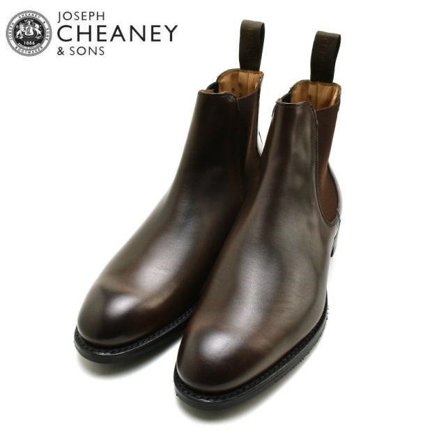 商品詳細 JOSEPH CHEANEY / ジョセフチーニー CHEANEY/チーニーは、グットイヤー・ウェルト・シューズの生産地として名高い英国ノーサンプトン州の郊外、デスバラーで1886年に設立されました。 伝統的な英国グッドイヤー・ウェルト・シューズ界に、全く新しい感覚とトレンドを吹き込むメーカーとして、大きく注目を集めています。 モデル/ 足なじみが良く、履き始めからストレス無く履くことができる。 タイトに絞られた細身のフォルムをしており、デザインに色気が出るようトゥの先端を少し光るよう加工されている。 ソールにはシンプルなラバーソールを搭載しており、雨の日や多少の悪路にも対応している。 素材 カーフレザー ソール ・ラバソール フィッティング ・F 生産国 ・イギリス JOSEPH CHEANEY(ジョセフチーニー) の商品一覧はコチラ ご注意 ご購入前に必ずお読み下さい。 ご注意 ※海外輸入品のため、靴箱に破損がある場合もございます。 ※天然皮革を使用していますので、左右で異なる質感や、シワやキズがある場合があります。 これらは不良品ではなく、革製品特有のものとなりますのであらかじめご了承いただくようお願いいたします。 上記内容としてご返品、交換をご希望の場合はお客様事由として対応させて頂きます。 予めご了承ください。 ※こちらの商品はメーカー在庫も含む為、ご注文いただいても売り切れとなっている場合やお取り寄せとなる場合がございます。 ジョセフチーニー サイドゴアブーツ メンズ JOSEPH CHEANEY GODFREY ゴドフリー 必ずご確認ください こちらの商品は弊社在庫およびメーカー流動在庫を含む商品となります。 限りなく最新の在庫状況を反映するよう努めてさせて頂いておりますが、選択肢が〇の場合でも完売、欠品の場合が御座います。 欠品の場合につきましてはメールにてご案内させて頂きました後、弊社にてキャンセル手続きを行わせて頂きますので予めご了承ください。ジョセフチーニー サイドゴアブーツ メンズ JOSEPH CHEANEY GODFREY ゴドフリー