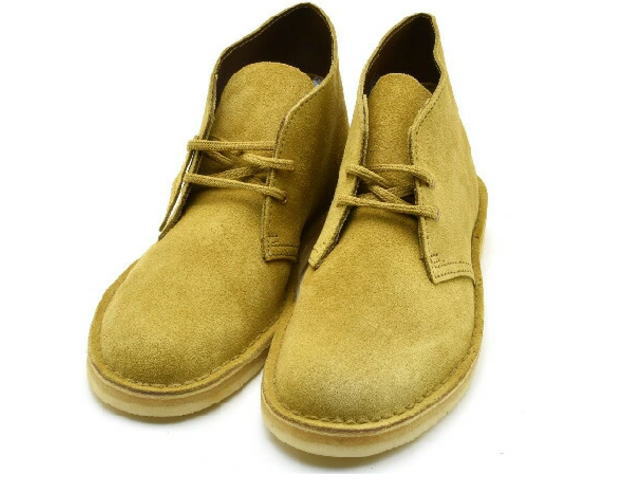 商品詳細 CLARKS / クラークス 1825年創業。イングランド南西部で、サイラスとジェームスという2人のクラーク兄弟によって創設されたシューズメーカーである。 創業当時のアイテムはシープスキンのスリッパ。1950年には4代目社長のネーサン・クラークスが、イギリス軍兵士だった時代に戦友が履いていたシューズを元にデザートブーツを考案。 これが世界中で大ヒットし、’60年代にはアイビーカジュアルの定番シューズとなる。 その後、ワラビーやデザートトレックなど時代を超えて愛されるシューズを発表。 現在に至るまでカジュアルシューズのトップブランドとして確固たる地位を築いている モデル/DESERT BOOTS / デザートブーツ クラークスの定番中の定番モデルで、戦時中に英国軍指揮官が履いていたブーツからインスピレーションをうけ、作られました。 足に優しい履き心地とシンプルなデザインが人気のある1足です。 素材 スエード ソール ・クレープソール サイズ規格 ・コチラは【UK規格】商品です。 サイズ選びにご注意下さいませ。 Clarks クラークスの商品一覧はコチラ ご注意 ご購入前に必ずお読み下さい。 クラークス デザートブーツ スエード CLARKS DESERT BOOT SUEDE ご注意 ※海外輸入品のため、靴箱に破損がある場合もございます。 ※天然皮革を使用していますので、左右で異なる質感や、シワやキズがある場合があります。 これらは不良品ではなく、革製品特有のものとなりますのであらかじめご了承いただくようお願いいたします。 上記内容としてご返品、交換をご希望の場合はお客様事由として対応させて頂きます。 予めご了承ください。 ※こちらの商品はメーカー在庫も含む為、ご注文いただいても売り切れとなっている場合やお取り寄せとなる場合がございます。 必ずご確認ください こちらの商品は弊社在庫およびメーカー流動在庫を含む商品となります。 限りなく最新の在庫状況を反映するよう努めてさせて頂いておりますが、選択肢が〇の場合でも完売、欠品の場合が御座います。 欠品の場合につきましてはメールにてご案内させて頂きました後、弊社にてキャンセル手続きを行わせて頂きますので予めご了承ください。クラークス デザートブーツ スエード CLARKS DESERT BOOT