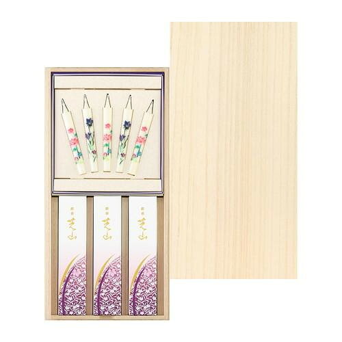 商品説明★ 幼い日に駆け上がった小高い丘、野の草茂る近くの里山。季節の移ろいは、そんな身近なところにありました。「芝山」は、懐かしくそして深い想いをおだやかな香りに託したお線香です。★ けむり極少、白檀とフローラルのゆかしい香りです。絵ろうそくには、蓮と桔梗をそれぞれにやさしく彩りました。植物性原料を配合した本品は、着色料は使用せず、自然な色合いを大切に仕上げております。スペック* サイズ:お線香 約140mm