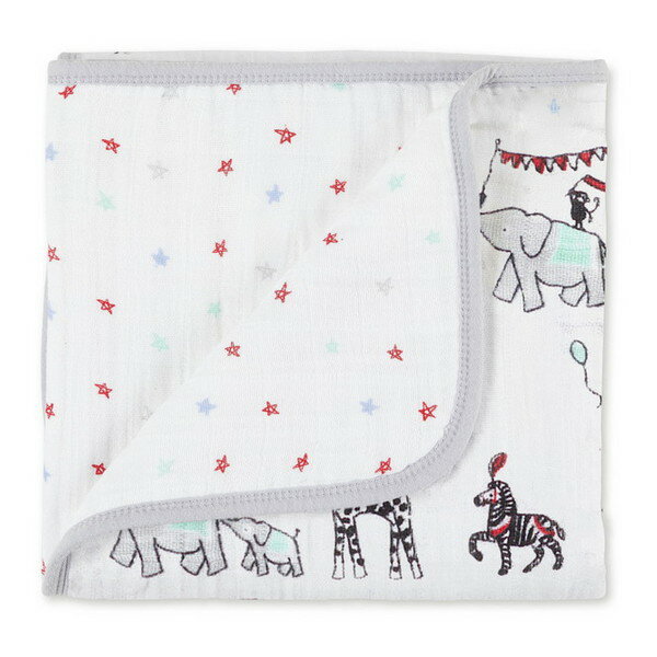 商品説明★ 持ち運びに便利なコンパクトなサイズなので、ベビーカーやドライブのお供に最適です。厚みがあり、やさしい肌ざわりで赤ちゃんを快適にサポートします。通気がよくムレにくいため、体温調整が苦手な赤ちゃんにも安心です。洗濯機で簡単に洗え、乾きやすいので、いつも清潔に保てます。★ aden + anais(エイデンアンドアネイ)を代表するコットンモスリン素材でつくられたミニブランケット。持ち運びに便利なコンパクトなサイズなので、ベビーカーやドライブのお供に最適です。ダブルガーゼ4層構造で厚みがあり、やさしい肌ざわりです。★ コットンモスリンは、伝統的におくるみとして愛用されてきた通気の良い素材。細やかな織りが特徴で、ムレを防ぎながら、体温調整がまだ難しい赤ちゃんを快適にサポートします。ブランケット以外にもオムツ替えマットや大人の膝掛けとしてなど多用途にお使いいただけます。※商品により柄の出方が異なる場合がございます。※お使いのモニターにより、実際のものと色が異なる場合がございます。※洗濯機で洗えます。※タンブラー乾燥はお避けください。スペック* サイズ: W70×D70cm* 素材: コットン100%