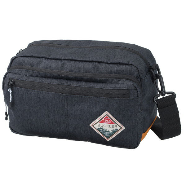 商品説明★ カジュアル!ソフト!多機能!普段使いにも違和感のないデザインの小型カメラバッグ。★ 大きく開口するダブルフロントポケットは小物やアクセサリーの収納に便利。★ 背面部にはベルトが収納されていて、ウエストバッグとしても機能。★ ソフトな手触り感やスムーズな開閉のファスナーなどスペックに現れない部分でも快適な使い心地を追求。★ 厚手のクッションで大切な機材を保護するその名の通り盾バックラーとなります。スペック* 内寸(約):奥行90×横幅280×高さ150mm