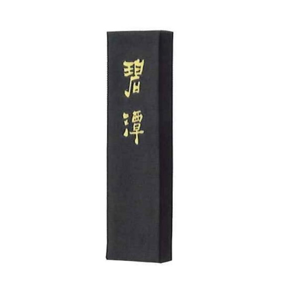 商品説明★ 漢字・かな条幅の清書、作品用で画仙紙向きです。淡墨用の墨ですので濃墨には不向きです。古くなるほど個性が顕著に現れ、強い立体感と透明度が増し超淡墨までお使いいただけます。墨色は透明度が高く強い青みをもつ明るい黒です。スペック* 素材・材質：植物性直火焚煙(純松煙)* サイズ：W20×D79×H9mm