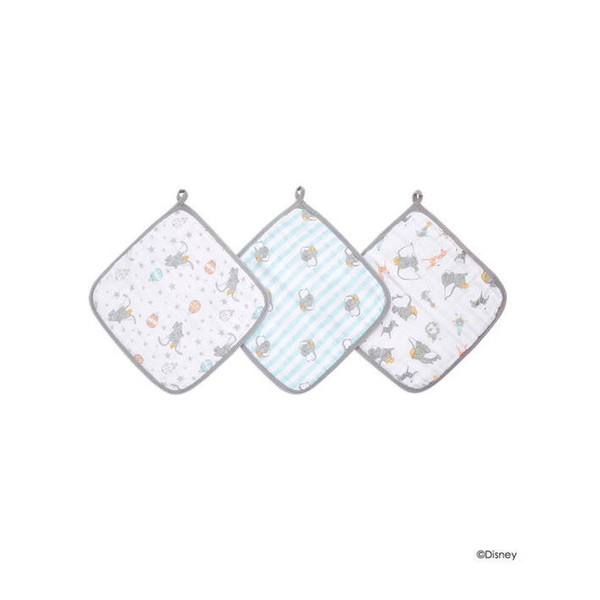 商品説明★ aden + anais essentialsは、大人気のコットンモスリンを使ったスワドルをはじめ、ビブ、ブランケット、スリーピングバッグ(スリーパー)などの定番商品を【毎日たくさん使って欲しい】という想いから誕生したエイデンアンドアネイの姉妹ブランド。こちらは、aden + anais essentials(エイデンアンドアネイ エッセンシャルズ)のディズニーベビーコレクションのウォッシュクロスです。愛らしいディズニーキャラクターたちがデザインされています。★ 厚みのある3層構造のダブルガーゼで、赤ちゃんのお肌にやさしい柔らかな使い心地が特徴です。★ 大きめサイズのため、お口拭きやよだれ拭き、赤ちゃんの沐浴布としてなど、多用途にお使いいただけます。さらに、ループ付きなので入園グッズとしても活躍する便利な一枚です。★ 生まれてすぐの新生児期から幼児期まで、長く使えて便利なウォッシュクロスは、いつも一緒に持ち歩きたい便利な一枚です。★ ちょっとした贈り物としてもおすすめです。★ 洗い替えに便利な3枚セット★ 洗濯機で洗え、いつも清潔に保てます ※タンブラー乾燥はお避けください※糸の太さや織り方の違いにより、aden + anais の製品と風合いが若干異なります※商品により柄の出方が異なる場合がございます。※お使いのモニターにより、実際のものと色が異なる場合がございます。スペック* 素材: コットン100%* サイズ: W27.5×D27.5cm※製造の都合により、サイズには若干の誤差が生じる場合がございます。