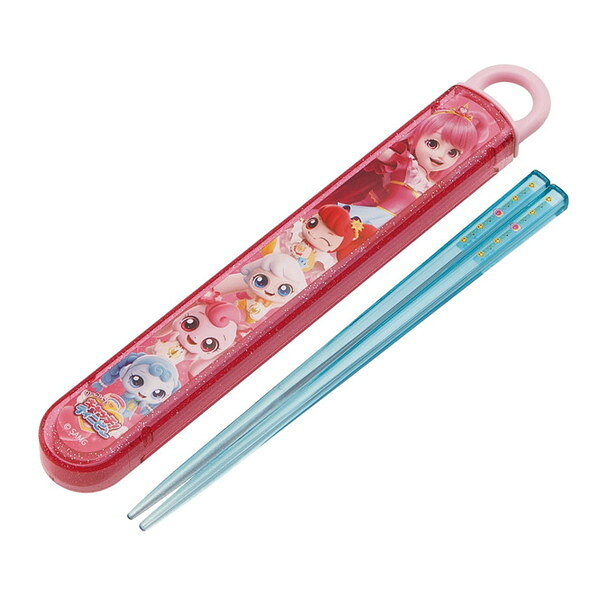 商品説明★ お弁当に最適なお箸と箸箱のセット。★ ケースは指で引き出すスライド式。★ 名前がかけるスペース付きで幼稚園や学校にピッタリ。★ 食洗機対応でお手入れ簡単です。※ご使用の際はパッケージの説明書きをよくお読みください。※掲載画像はあくまでイメージです。実際の商品とは色・柄等が異なる場合がございます。何卒ご了承ください。スペック* サイズ：幅19.5×奥行2.7×高1.5cm* 箸：16.5cm* 材質…・本体：ポリプロピレン・フタ・箸：AS樹脂