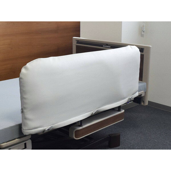 商品説明★ ベッドサイドレールに腕や足が当たっても痛くないクッション入りで安心!★ 主要ベッドメーカーのサイズに対応★ 防汚加工、耐薬品、難燃素材★ ベッドサイドレールから腕や脚がはみ出るのを防ぐ、緩衝材入りカバー。★ 柵にはさまれて起きる骨折事故や、窒息事故等を防止します。中にクッション性が持続する綿とメッシュ素材の緩衝材が入っており、ぶつけたときの衝撃を吸収します。★ 表面はポリ塩化ビニールなので、汚れてもすぐにふき取ることができます。3箇所のボタンで簡単に装着ができます。スペック* 素材…・表地:ポリ塩化ビニール100%・中材:ナイロン74%、ポリエステル26%