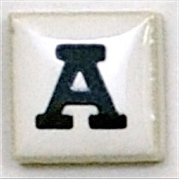商品説明★ アルファベットが書かれたタイルです。アルファベットを組み合わせてネームプレートにもでき、数字のタイルと組み合わせて日付の入った記念タイルとしてもお使い頂けます。スペック* 柄：A* サイズ(mm)：約15×15×4* 材質：陶磁器