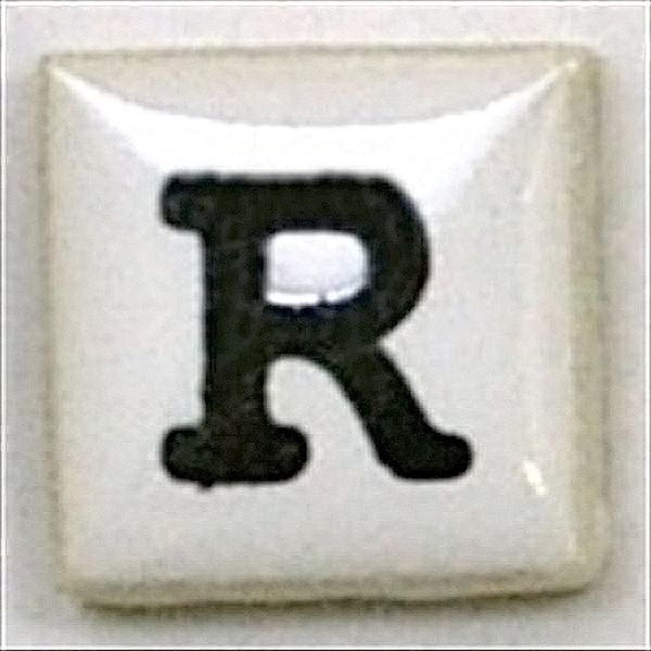 商品説明★ アルファベットが書かれたタイルです。アルファベットを組み合わせてネームプレートにもでき、数字のタイルと組み合わせて日付の入った記念タイルとしてもお使い頂けます。スペック* 柄：R* サイズ(mm)：約15×15×4* 材質：陶磁器