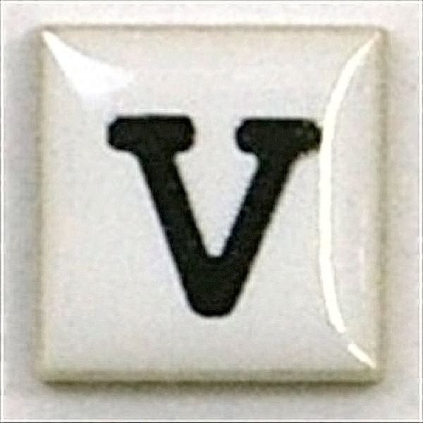 商品説明★ アルファベットが書かれたタイルです。アルファベットを組み合わせてネームプレートにもでき、数字のタイルと組み合わせて日付の入った記念タイルとしてもお使い頂けます。スペック* 柄：V* サイズ(mm)：約15×15×4* 材質：陶磁器