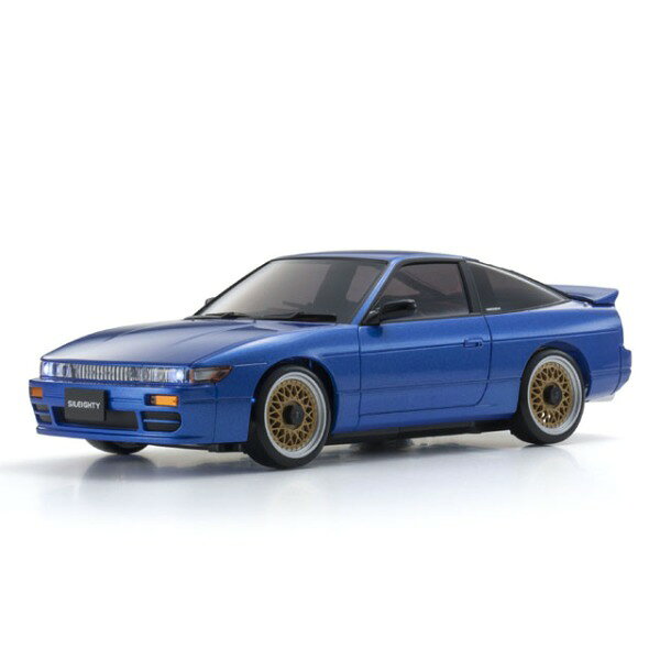 商品説明★ 180SXをベースに、S13型シルビアのフロントを移植したカスタムマシン。★ その独創的スタイルは当時のドリフトシーンを席巻し、後にメーカー公認の限定車として登場。★ 唯一無二の存在感を放ちます。スペック* 全長：124.5mm* 全幅：72〜76mm* 全高：31mm* モーターマウント：MM* ホイールベース：98.0mm(LL)* トレッド(F/R)：63.5〜65.0mm/61.5〜65.0mm* タイヤ(F/R)：φ25×8.5mm(別売)/φ25×8.5〜11mm(別売)* ギヤレシオ：7.3、6.3、5.5、4.9：1* 全備重量：135.5g(ボディ/タイヤ・ホイールは無し)* モーター：KYOSHO SPEED HOUSE / XSPEED 56 (KV5600)