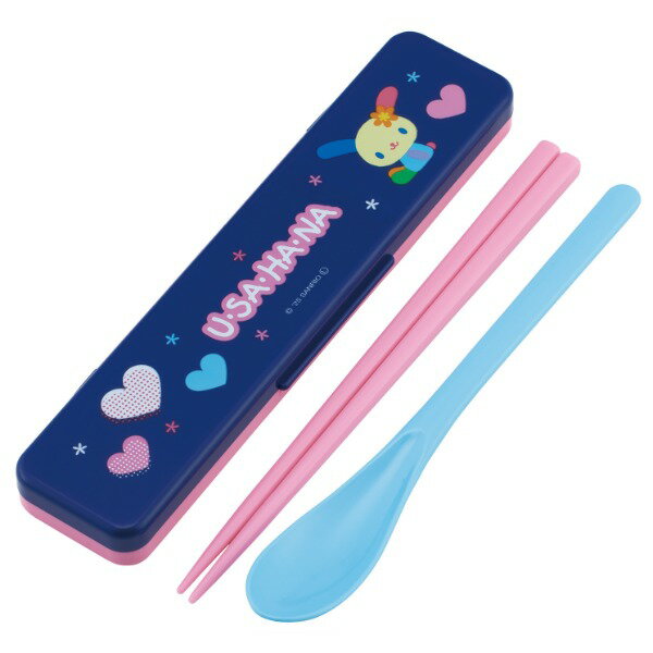 商品説明★ お弁当に便利な箸とスプーンのコンビセット。★ 防音クッションがしっかり押さえて「カチャカチャ」音が鳴りません。★ 大きなつまみでフタが開けやすい。★ 食洗機対応でお手入れ簡単です。※ご使用の際はパッケージの説明書きをよくお読みください。スペック* サイズ…・横18.8×縦4.7×高1.8cm・箸・スプーン:18cm* 材質…・ABS樹脂・箸:メタクリル樹脂・フタ:AS樹脂・クッション:シリコーンゴム