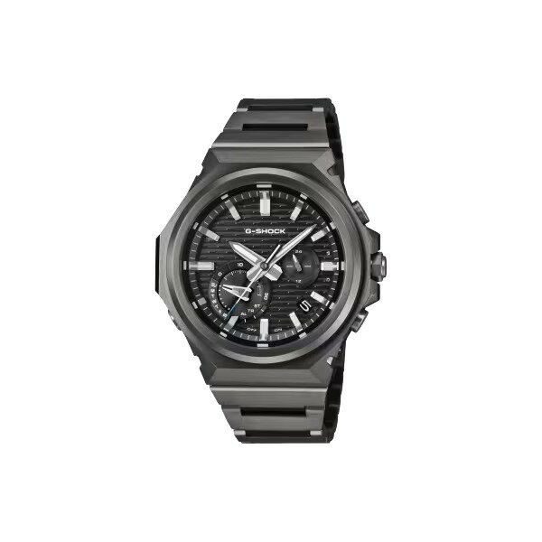 商品説明★ G-SHOCKのタフネス構造と機能美を受け継ぎつつ研ぎ澄まされたミニマルな表現で再構築したSLEEK STYLEです。★ ロゴを排したベゼルは光の角度で表情を変え豊かな質感を演出。★ ステンレススチール製のバンドにはヘアライン仕上げとミラー仕上げを施しました。★ G-SHOCK初号機「DW-5000C」から継承したベゼルデザインやレンガパターンがスポーティさも加えています。★ メタルベゼルが衝撃をガードし、カーボンファイバー強化樹脂製のケースがモジュールを保護。さらに、ガラス接着方式や小型モジュールにより厚みや重量を削減。快適な着け心地と実用性を両立しています。★ オールブラックのメタルボディは、ビジネスからカジュアル、アウトドアまで多くの瞬間に対応できる「オールラウンド・タイムピース」です。★ 原料に再生可能な有機資源を使用し、環境負荷低減への貢献が期待されています。※ケースの主な樹脂パーツにバイオマスプラスチックを使用。* ケースサイズ(縦×横×厚さ)：46.9×44.2×11.6mm* 質量：118g* ケース・ベゼル材質：カーボンファイバー強化樹脂(バイオマスプラスチック)/ステンレススチール* バンド：メタルバンド(ステンレスムクバンド)、ワンプッシュ三つ折れ式中留* 構造：耐衝撃構造(ショックレジスト)、カーボンコアガード構造* 防水性：20気圧防水* Bluetooth：スマートフォンと接続し時刻を自動修正* 使用電源・電池寿命：タフソーラー(ソーラー充電システム)* モバイルリンク機能：対応携帯電話とのBluetooth通信による機能連動* アプリ：「CASIO WATCHES」対応* アプリ連携機能：自動時刻修正、簡単時計設定、タイム&プレイス、携帯電話探索* ガラス：無機ガラス* リューズ：ねじロック式リューズ* 表面加工：ブラックIP(ベゼル部)、ブラックIP(バンド部)* バンド装着可能サイズ：150〜205mm* ネオブライト* ストップウオッチ：1秒、30分計* タイマー：セット単位：1分、最大セット：30分、1秒単位で計測* アラーム：時刻アラーム* ライト：LEDライト(スーパーイルミネーター、残照機能付き)* ライトカラー：LED・ホワイト* カレンダー：フルオートカレンダー* パワーセービング機能：暗所では一定時間が経過すると運針を停止して節電します。* バッテリー表示/警告：バッテリー充電警告機能* 駆動時間：フル充電時からソーラー発電無しの状態での駆動時間(機能使用の場合：約5ヵ月、パワーセービング状態の場合：約18ヵ月)* 精度：スマートフォンと連携しない場合は、通常のクオーツ精度(平均月差±15秒)で動作します。* 日付・曜日表示