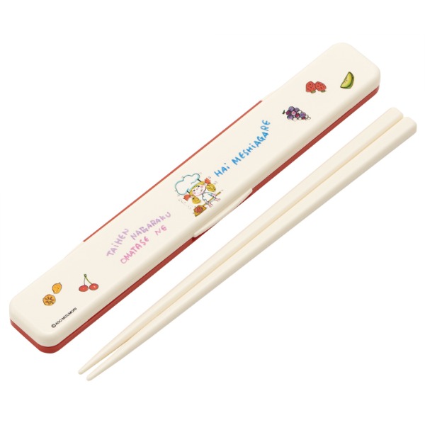 商品説明★ 食洗機対応の丈夫なお箸と箸箱のセット。★ 防音クッションがしっかり押さえて「カチャカチャ」音が鳴りません。※ご使用の際はパッケージの説明書きをよくお読みください。※掲載画像はあくまでイメージです。実際の商品とは色・柄等が異なる場合がございます。何卒ご了承ください。スペック* サイズ…・ケース：幅19×奥行3.1×高1.3cm・箸：18cm* 材質…・本体：ABS樹脂・フタ：AS樹脂・箸：メタクリル樹脂・クッション：シリコーンゴム