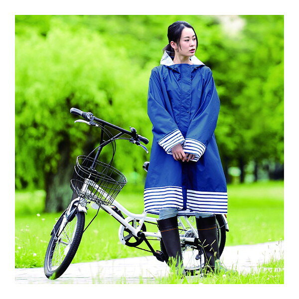商品説明★ 「転がる水滴」はっ水するレインコート。★ 身幅調整可能なフリーサイズ・オールシーズン仕様★ 大型透明バイザーで視界確保しやすい★ 二重袖で防水性がアップ★ 袖がしぼれて捲れ上がり防止★ 大きめ袖でハンドルごとカバーできる★ 背中部分に反射生地と身幅調整プリーツ★ 縫い目からの雨の侵入を防ぐシムテープ加工★ 収納ポーチ付き※返品につきまして・初期不良以外の良品返品はお断りしております。初期不良か否かの判断は、全てメーカー判断とさせていただきます。場合によっては、初期不良にあたらない場合がございます。※商品のデザイン、仕様は余儀なく変更となる場合がございます。スペック* サイズ…・着丈(約)：100cm・見幅(約)：55〜64cm・裄丈(約)：87cm・袖口幅(約)：20cm・裾幅(約)：70〜84cm* 重量：約405g