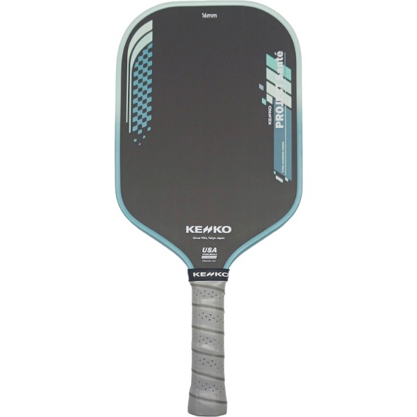 商品説明★ USA Pickleball公認モデル。★ 成形技術サーモフォーミング(熱成形)★ 高反発性EVAフォームが生み出す力強い打球★ スタビリティレイヤーによる広いスイートスポットスペック* 商品サイズ：長さ419mm×幅189mm×厚さ16mm、グリップ長5.5インチ、グリップ円周4.125インチ* 商品重量：230g±10g* 材質：フェイス/T700 RAWカーボンファイバー(三層構造)、コア/PPハニカムコア+高反発性EVAフォーム+スタビリティレイヤー* 原産国：中国