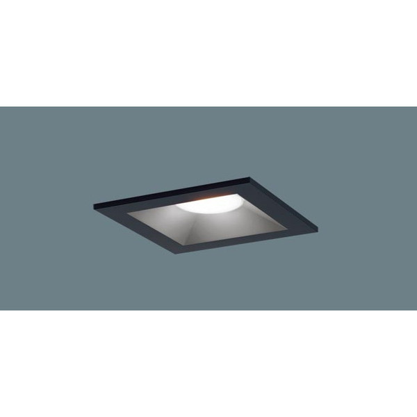 スペック* 光源…　・LED(温白色タイプ)1個　・色温度：3500 K　・光源寿命40000時間(光束維持率70%)* 寸法・質量…　・埋込穴角：□100 mm　・埋込高：80 mm* 器具光束:630 lm* 電圧:100 V* 消費電力:7.4 W* 消費効率:85.1 lm/W* アルミダイカスト枠 ブラックつや消し* Ra83* 100形電球1灯器具相当* 55度までの傾斜天井に取付可能* 入力電流(100V時):0.14 A※ 調光操作不可※ 配光については斜天井対応となっていません。※ 施工時、埋込高さは80mm必要となります。※ 直下近接限度10cm