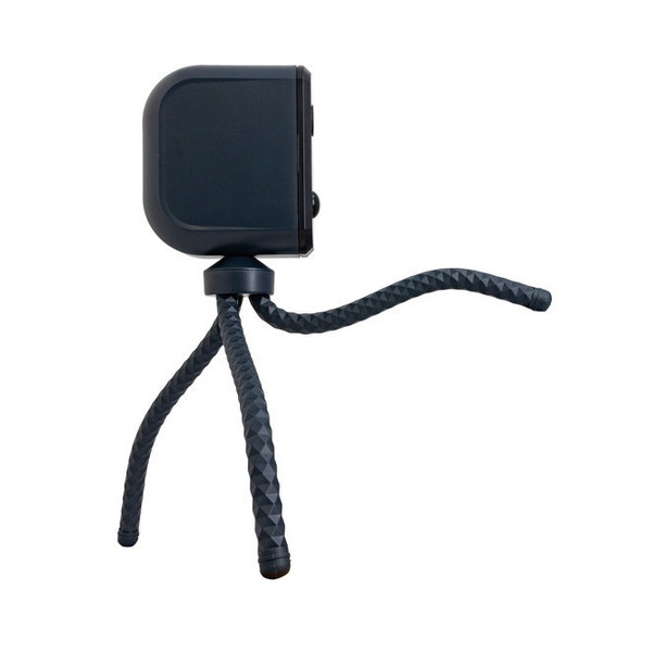 商品説明★ 自由に曲がるどこでもアーム。フェンスに絡めたり、足場の悪い場所に置いたり、柱に巻き付けたり。★ 強力マグネットつきベース。★ SDカード(別売り)最大128GB。暗闇では赤外線撮影。★ IP44の防雨型。★ 乾電池式。単1形乾電池(別売り)×3本。★ 動画モードと静止画モードの切り替えが可能。★ 夜間は自動で赤外線撮影。★ 記録はパソコン・スマホで簡単確認。スペック* 本体サイズ：高さ132mm×幅52mm×奥行122mm* 設置場所：屋内・屋外用(保護等級IP44)* 探知範囲：最大100°最遠5m(取り付け高さ1.5m時)* ファイル形式：動画AVI(音声なし)/〈静止画〉JPG* モード切り替え：動画モード/OFF/静止画モード* カメラ撮影範囲：水平90°/垂直50°(昼夜関係なくセンサーが反応すると撮影開始)* 電池：単1形アルカリ乾電池3本(別売り)