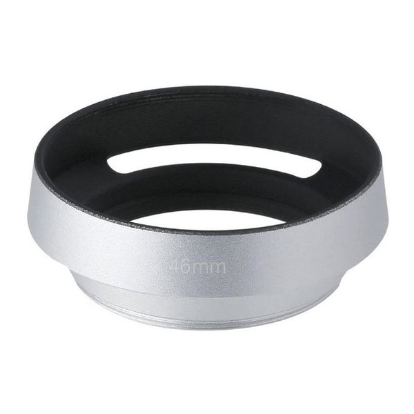 商品説明★ ネジ込み式の汎用金属製丸型フードです。★ アルミ削り出し加工により剛性・質感に優れています。また、フードにスリットを設けレンジファインダーでの使用に最適化された設計となっています。スペック* サイズ:Φ60mm×20mm* 重量:約12g* 対応レンズ:7Artisans 25mm F1.8、7Artisans 35mm F1.4などフィルター径46mmのレンズ