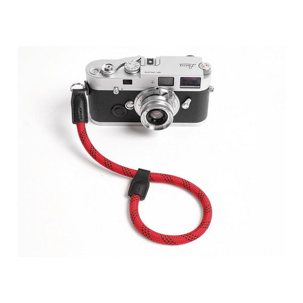 商品説明★ 丈夫なクライミングロープ手持ちタイプのストラップcam-in(カムイン)ハンドストラップ DWS-001シリーズ。直径1cmの高強度のクライミングロープを使用。長さ調節可能な手持ちスタイルのストラップ、手首や指にかけ自由なスタイルで撮影を楽しめます。★ 防水加工を施しており、革は上質なイタリアンレザーを使用、職人のハンドメイドで丁寧に仕上げた製品です。大切な貴方のカメラを支えます。スペック* 材質:イタリアンレザー、ポリエステル* ロープ径:1cm* 長さ:最長30cm(指かけ使用時)* 付属品:リングカバー