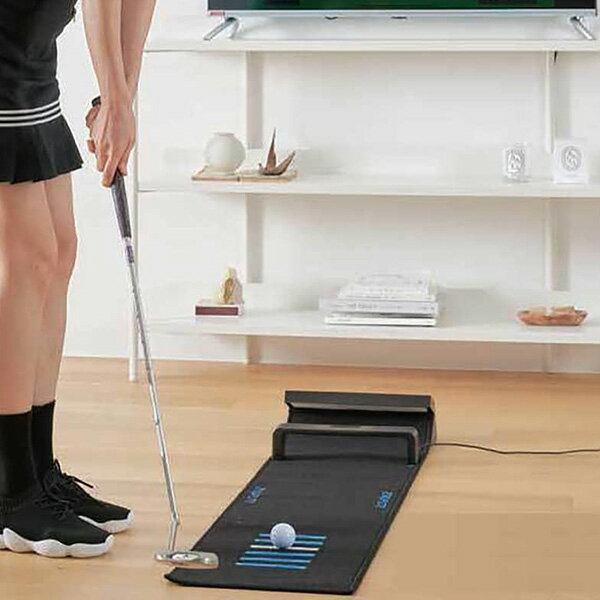 商品説明★ 14個のセンサーが正確に測定14個のセンサーがボールの動きを細かく感知し、あなたのパッティングを正確に測定することで、より詳細でわかりやすい情報を即座に入手!角度は0.1度、距離は1cm単位で測定できるので、お家に居ながら濃密なパッティング練習が可能!!★ 専用アプリで楽しく練習専用アプリは練習内容に合わせて使用することで、より効果的なパッティング練習が行えます。グリーンスピードに合わせた距離感の練習および傾斜を想定した、より実践的な練習ができるようになります。★ 完璧なリターンでストレスフリー特許を取得した弊社独自の技術により、ショットしたボールがアドレス地点まで戻ってくることで、床にボールが転がることがなく、室内でも快適にプレイできるので、より集中して反復練習に取り組むことができます。スペック* セット内容:リターン、測定器本体、ケーブル、電源アダプター、マニュアル、マット
