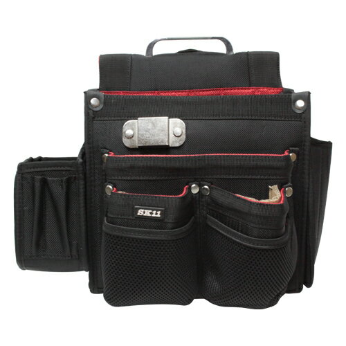商品説明★ 用途：釘、ビスなどのパーツの収納やノミ、スミツボなどの道具の収納。★ 機能・特徴：スミツボなどが収納できるサイドケースです。★ 安心・安全に効率よく収納できるサイドノミケースです。★ コンベックスがさせるホルダーです。★ セーフティーコードが複数本取り付けできるフリーループです。★ クリッパーなどがさせる内側ポケット付です。★ 材質：ナイロン。★ SK11の匠 仮枠大工釘袋 ブラックをXPRICEでは販売しております。その他の接着・切断工具・その他も多数取扱っております。スペック* 色：ブラック* 商品サイズ(約)：幅340高さ300奥行180(mm)* 重量(約)：570(g)* 60mm幅ベルトまで対応