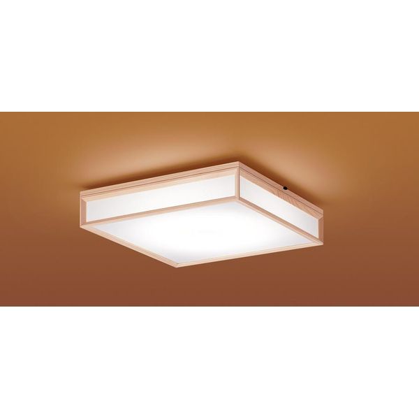スペック[光源]* LED(昼光色6500K・Ra83/電球色2700K・Ra83)* 色温度: 6500 K* 光源寿命40000時間(光束維持率70%)[寸法・質量]* 幅: □484 mm* 高: 115 mm* 質量: 2.3 kg[仕様・注意事項]* 器具光束: 3800 lm* 電圧: 100 V* 消費電力: 32 W* 消費効率: 118.7 lm/W* 畳数: 〜8畳* デザイン分類: 現代和風* 下面アクリルパネル: 乳白つや消し* 木製: 白木* 天井直付型、リモコン調光・リモコン調色・カチットF* 昼光色Ra83* 電球色Ra83* リモコン(〈明るさアップ(全灯長押)〉・全灯・普段・常夜灯・滅)* 壁スイッチ切替(普段→常夜灯)* リモコンで〈100%〜5%〉調光、〈昼光色〜電球色〉調色* 専用リモコン送信器同梱* 虫・ホコリの入りにくい構造* 明るさアップモード(約6200K、明るさ約120%)* 明るさアップモード時: 38.5W* 手造り品ですので色味・模様が多少異なることがあります。* 光色によって、全光束などの性能値が変化します。* 入力電流(100V時): 0.4 A* 明るさアップモード時は全灯時より光束と消費電力が増加し、固有エネルギー消費効率が低下します。【現在閲覧している商品ページはシーリングライト本体単品の販売ページです】