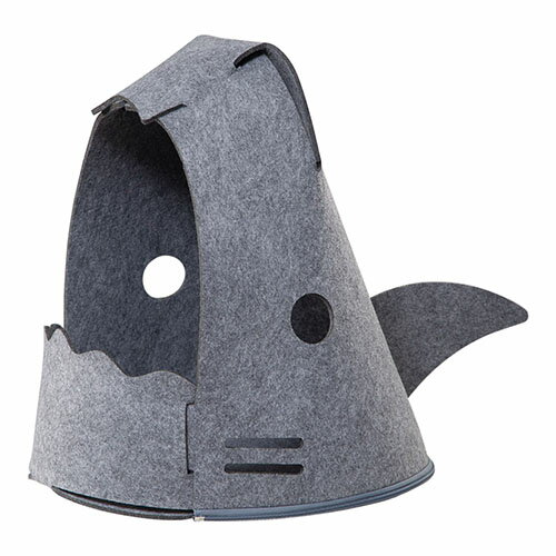 ご注文前にご確認ください※ 商品パッケージや仕様につきまして、予告なく変更されることがございます。商品説明★ サメをモチーフにしたユニークな猫ベッドです。小型の犬や小動物などももちろん使えます。すっぽり囲まれるドーム型で、狭い場所や囲われた場所が好きな猫ちゃんにぴったり。高品質なポリエステルを使用、耐久性があり、型くずれしづらく、壊れにくいです。★ ファスナータイプで一人でも簡単に組み立てられます。使わない時に分解してコンパクトに収納でき、出掛ける時に携帯も便利です。★ 全猫種・全年齢対応。★ 用途:猫ハウス、猫ベッド、猫の隠れ家、猫用寝袋。※商品色はご使用のモニターによって実際の明るさや色と多少異なって見える場合がございます。※仕様は予告なく変更する場合がございますのでご了承ください。スペック* 入数:1* 素材:ポリエステル100%、金属ファスナー* サイズ:幅45×高さ48×奥行54cm* 重量:500g