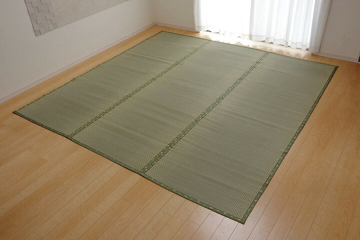 商品説明★ 上敷きを敷くだけで畳のお部屋をリフレッシュ出来ます。★ 日焼けしてしまった畳のリフレッシュに、新品の畳を汚さないためのカバーにご使用下さい。★ お部屋の形に合わせて簡単にカットできる、フリーカットタイプです。★ 裏にはウレタンを貼っていますので適度なクッション性があります。★ 長さ110〜115cmの国産（九州産）い草を使用しています。★ そのうち約95cmを使用しています。★ ヘリ際はある程度白みを帯びます。★ （白い部分は日焼けではありません、い草の根元と先端部分の色です。★ ）い草は長いものほど高級になります。★ い草は先端部分が赤茶色く、根元が白く真中が青（緑）色です。★ 真中の良質な青の部分を多く使用するほど、丈夫で綺麗な仕上がりとなります。★ またイ草は使用するうちに日焼けをしますが、真中の青の部分を多く使用したものほど、全体が綺麗にムラなく日焼けし、味が出ます。★ 国産（九州産）のい草を使用しています。★ 国産い草は一本一本が太く、表皮が厚く繊維がキメ細かいので弾力性があり、耐久性に優れています。★ い草には空気の清浄化作用、湿度の調節作用があり、汚れにくいといった特徴があります。★ い草に青森ヒバ加工を施しています。★ （抗菌、防臭効果）スペック* 素材い草（熊本県八代産） ※市松織 ・ヘリ：ポリプロピレン、ポリエチレン ・裏地：ウレタンフォーム3mm