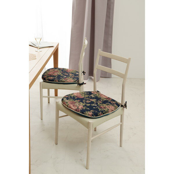 商品説明★ エレガントな柄をジャガード織りで織り上げた高級感のあるシートクッションです。★ 便利なひも付きタイプ。★ ダイニングチェア、車のシートなど様々なシーンでご使用いただけます。★ 国内綿入れ加工で安心安全。ふかふか感をお楽しみくださ...