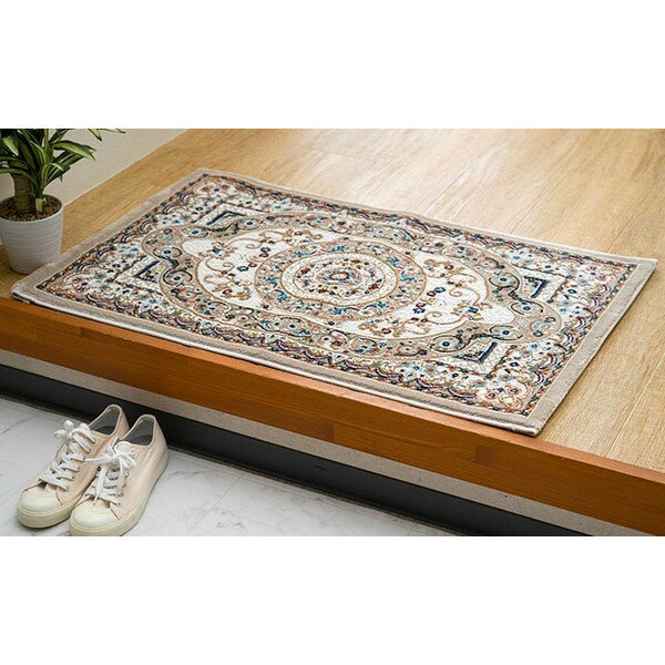 商品説明★ クラシック柄のウィルトンマットです。★ 伸縮性のある特殊な糸を使用することで、立体感を持たせ繊細なデザイン画に仕上げております。★ ウィルトンは家の中でも靴を履いて生活するヨーロッパで、土足で扱うことを前提として作られております...