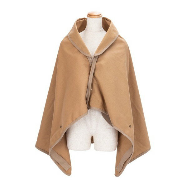 商品説明★ 必要な荷物をひとまとめに持ち運び、アウトドアシーンで肌寒い時に重宝するアイテムです。★ サイドのファスナーを閉めることでバッグとして使えます。★ 肩からマントのようにかけたり、膝にかけてストールのように使ったり、シーンに合わせて便利にご使用いただけます。★ 難燃生地で焚き火周りでも安心して使用できます。スペック* 本体材質: 難燃コットン* 本体寸法: 約W1400×H1740mm(バッグ時: 約W700×H360mm)* 生産国: 中国