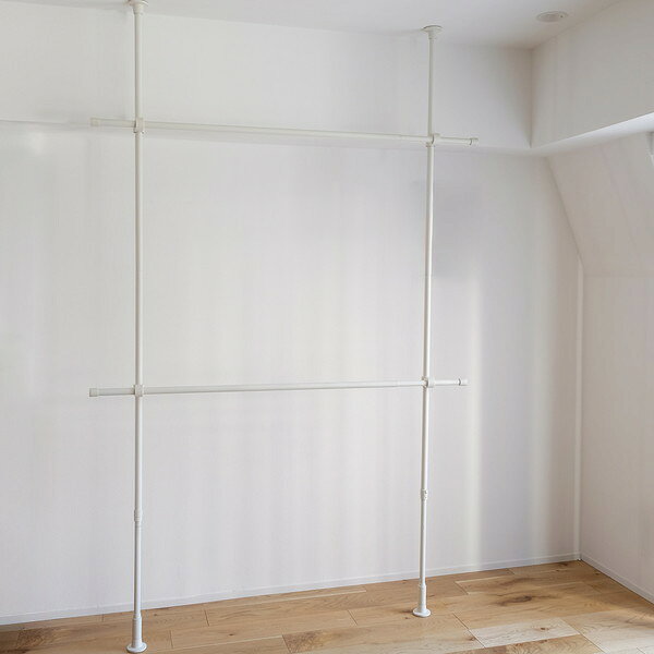 商品説明★ 突っ張り固定で、取付け面に穴開け不要なつっぱりポール「Naivis」シリーズ。強力な縦つっぱりポールを天井の高さに合わせて簡単に長さ調節できます。★ ポールは、錆びにくいステンレス製。★ 縦、横のテンションポールを組み合わせた収納ラックセットです。2段で掛けられるのでたっぷり収納できます。スペック* 梱包サイズ: 185×12×8* 伸縮範囲: 縦ポール/205cm〜275cm、横ポール/170cm〜270cm* 素材…・フック・ポール受け: AES・横ポール: 塗装ステンレス鋼管・縦ポール: 塗装ステンレス鋼管/亜鉛合金/スチール/ステンス/AES/POM/EVA* 付属部品: 縦ポール×2、横ポール3.0×2、ポール受け×4* 耐荷重: 合計約15kg