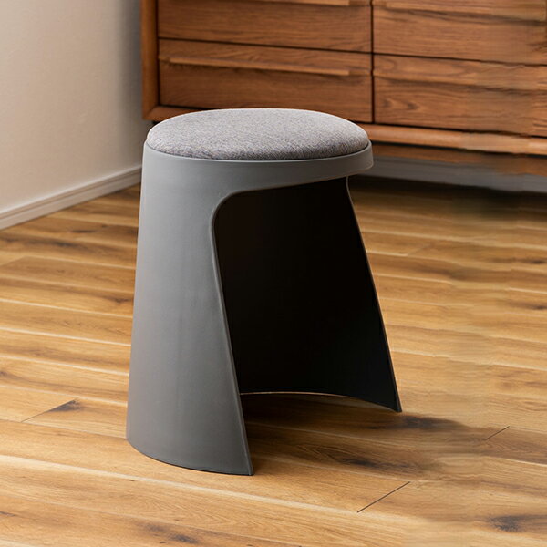 商品説明★ デザイン性と機能性、両方叶えるスタッキングスツール「カヌレ」座面下に大きく空いた空間は、個性的なフォルムのデザイン性を高めるだけでなく、足を入れられる事で座りやすくなる機能性も兼ね備えています。座面にはファブリックを使用し、その...