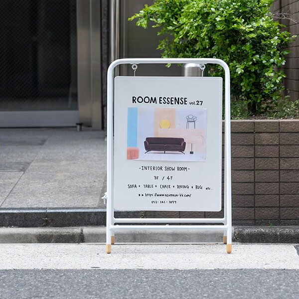 商品説明★ スチールフレームと木製の脚キャップの組み合わせでスタイリッシュな印象を与えるサインボード。マスキングテープ等で写真やチラシを貼り付けて飾れます。折りたたむことができるので、使わない時は隙間に収納しておけます。※ボードは木製のため磁石は使用できません。スペック* 商品サイズ：W45×D36×H70cm* 材質：天然木化粧合板 ラッカー塗装 スチール(粉体塗装) 木製キャップ* 組立：完成品* 付属工具：なし* お客様用意：なし* 組立人数：なし* 組立時間：なし* 静的耐荷重：設定無し* 原産国：インドネシア※個体差あり