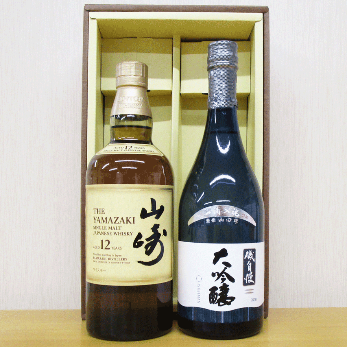 商品の詳細 磯自慢大吟醸720ml ●酒質／日本酒大吟醸 ●アルコール度／15度 ●味わい／飲み飽きしない穏やかな風味と豊かな余韻が特徴の大吟醸 ●保存方法／直射日光を避け、冷暗所にて保存 ●メーカー／磯自慢酒造株式会社（静岡県） サントリー山崎12年700ml ●酒類／ウイスキー ●輸入者／サントリー株式会社 ●原材料／モルト ●アルコール度／43度 箱 紙製ギフトカートン 注意 こちらは手書きラベル付の商品ではありません。