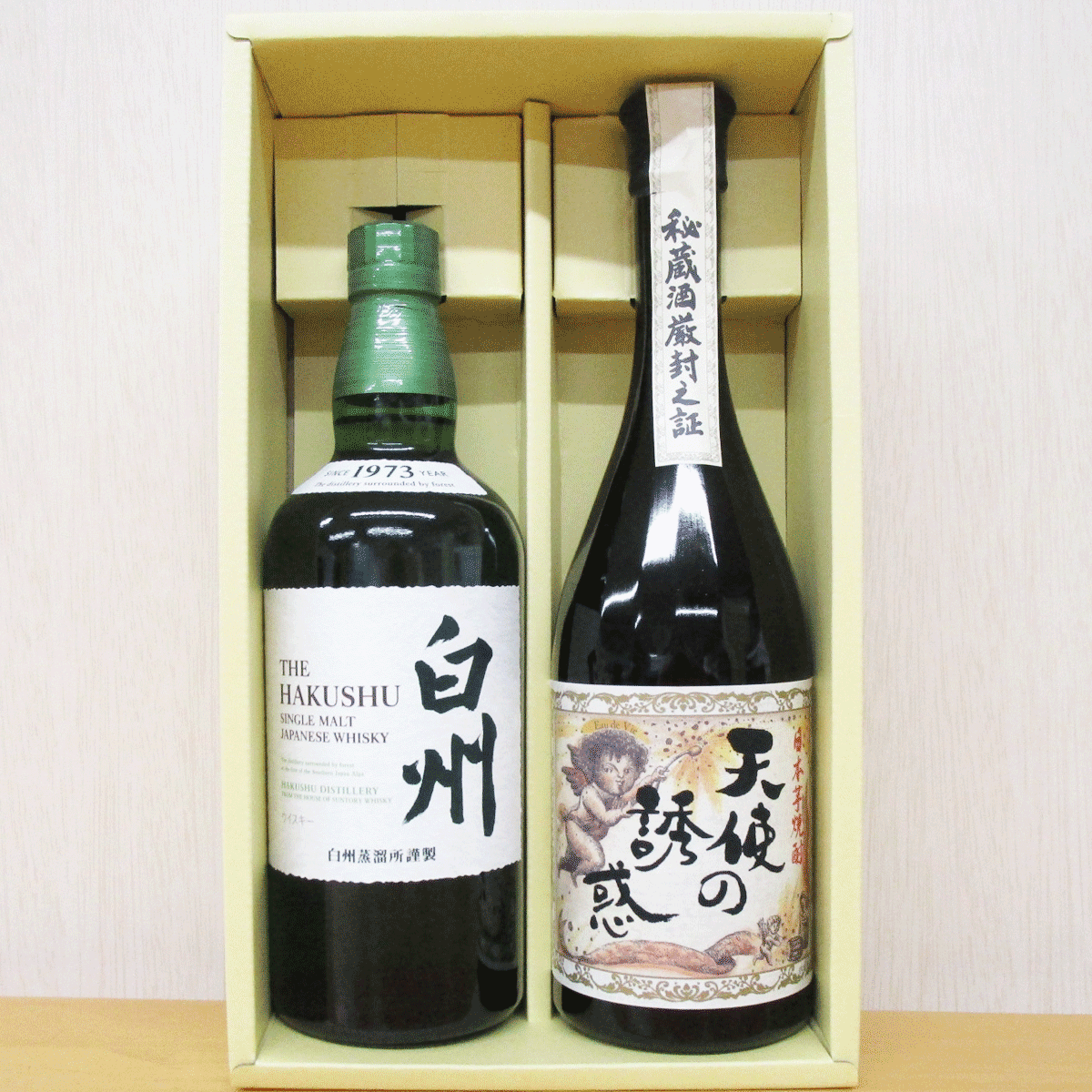 商品の詳細 天使の誘惑720ml ●酒質／芋焼酎 ●アルコール度／37度 ●味わい／芋焼酎の飲み飽きしない穏やかな風味と豊かな余韻が特徴の焼酎です。 ●保存方法／直射日光を避け、冷暗所にて保存 ●メーカー／西酒造株式会社（鹿児島県） サントリー白州ノンエイジ700ml ●酒類／ウイスキー ●輸入者／サントリー株式会社 ●原材料／モルト ●アルコール度／43度 箱 紙製ギフトカートン 注意 こちらは手書きラベル付の商品ではありません。