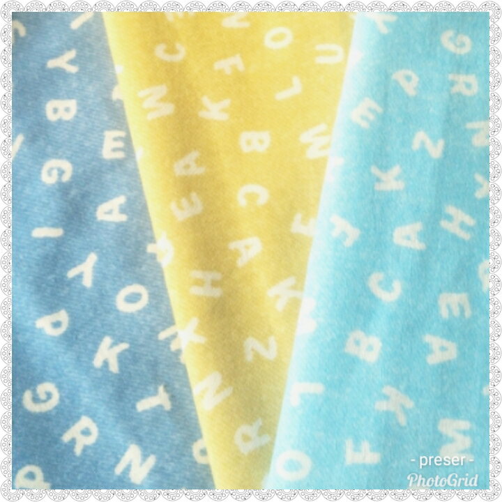 洗える デニムアルファベット 肌触り柔らか綿100%ダブルガーゼ使用「少し大きめ子供用マスク」デニム調にアルファベットが印刷された柄で、お子様も大喜びです。給食...