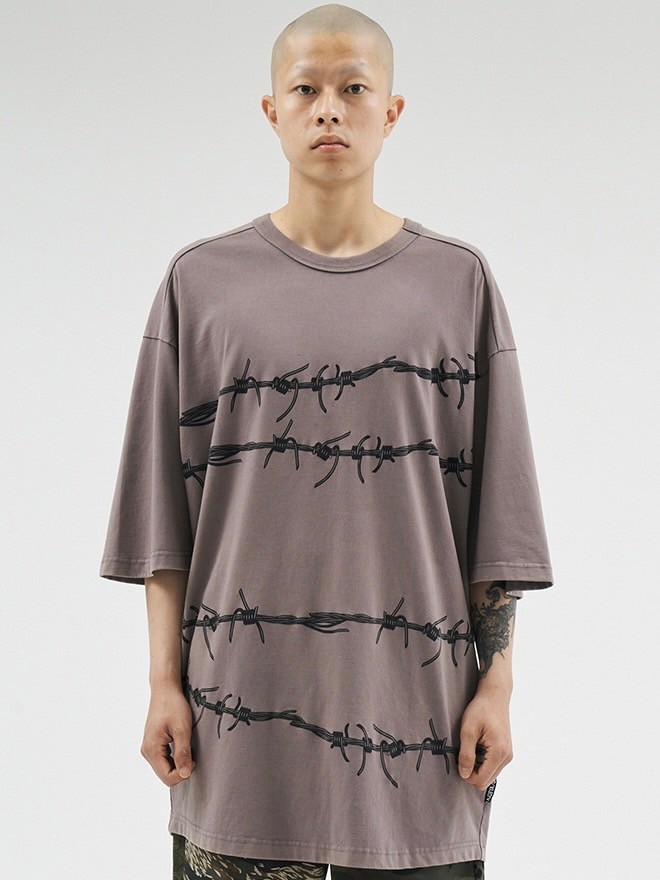 正規品【 AJOBYAJO Barbed Wire T-Shirt 】 アジョバイアジョ 半袖Tシャツ 半袖トップス Tシャツ 半袖TEE ロゴT プリントTシャツ オーバーサイズ 夏服 春服 Pressing pressing プレッシング プレッシングウェブショップ vandy the pink tripp nyc unknown london oy