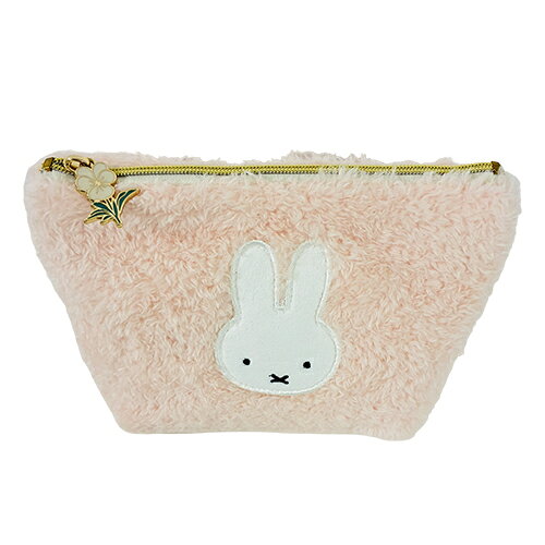 MIFFY BOA 台形ポーチです。 あたたかなボア素材にミッフィーのお顔がアップリケされたデザイン。 ファスナーにはお花のチャームが付いており、優しい雰囲気のポーチです。 内側にはポケットが二か所付いており、化粧品など細かいものを入れ分けるのに便利です。 ■サイズ：約W140(入れ口部分)×H120×D65mm ■材質：ポリエステル　他　 ■Made in Vietnam